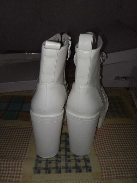 Botas de atacadores cano baixo