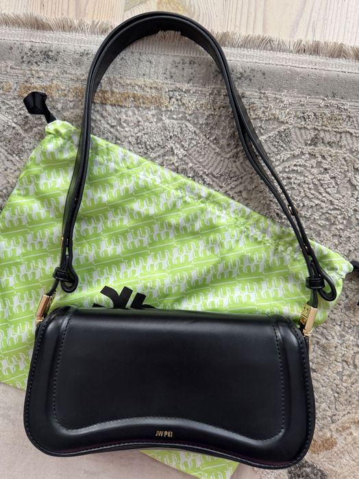Оригінальна сумка JW PEI через плече в чорному кольорі