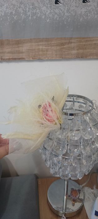 Elegancki fascynator z kwiatami na opasce