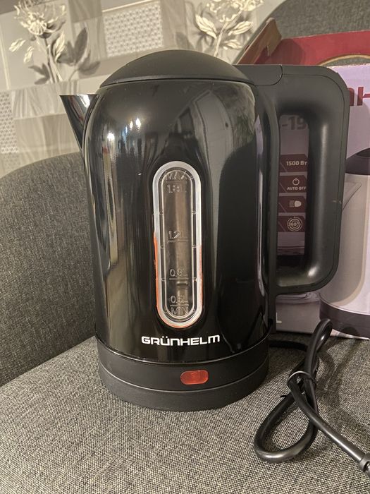 Електрочайник Grunhelm EKS-1928B протікає