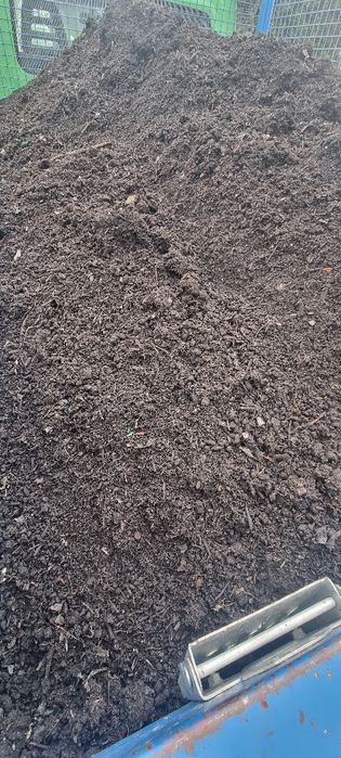 Piasek ziemia,  humus, kamien, kompost pod warzywniak szklarnię