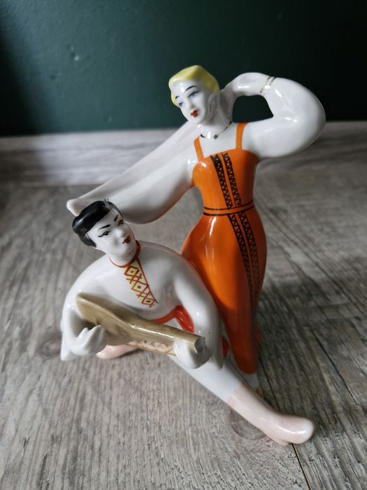 WI. Figurka para