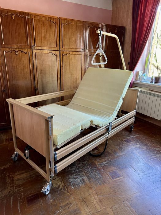 Медичне електричне ліжко Burmeier з підйомником, балканська рама + протипролежневий матрац