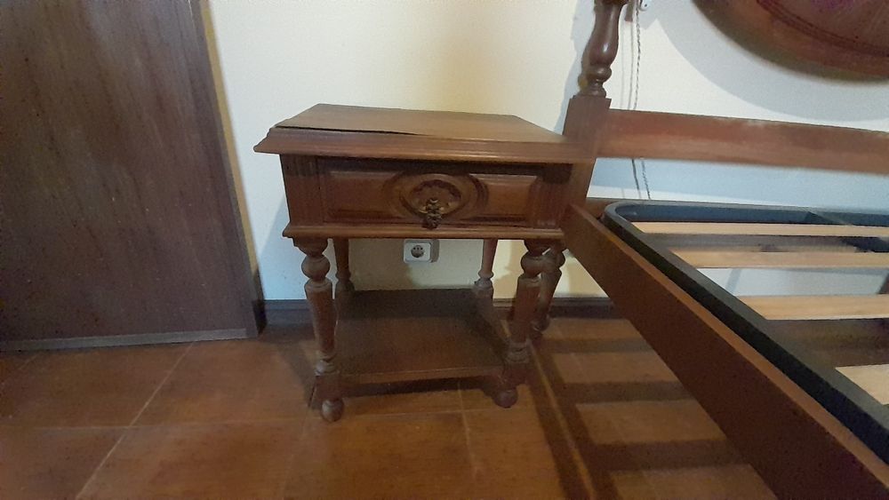Cama de madeira e duas mesinhas