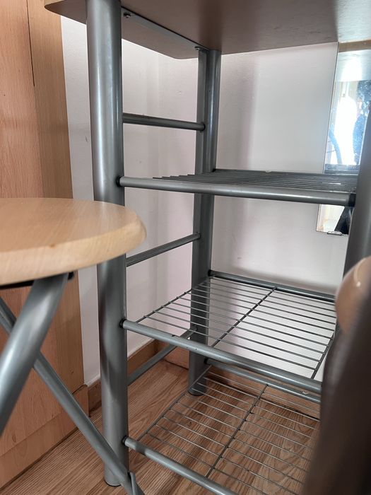 mesa alta decorativa com cadeiras