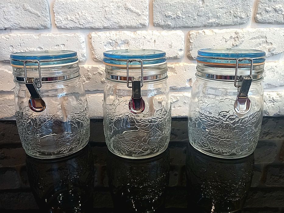Банка скляна з кришкою.
