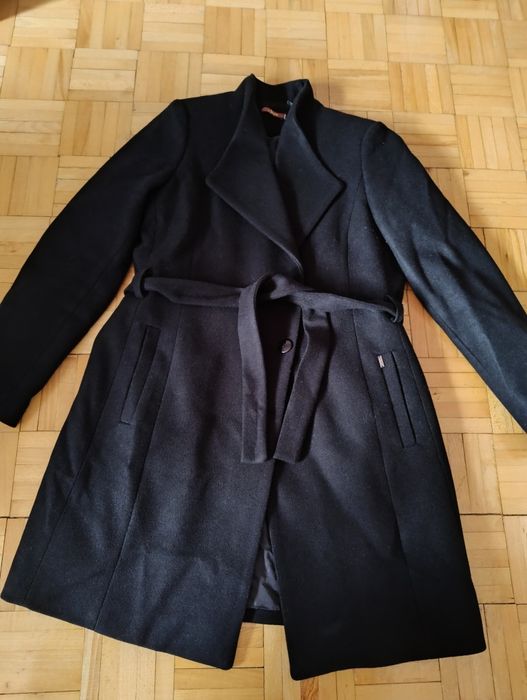 Płaszcz czarny z paskiem 38