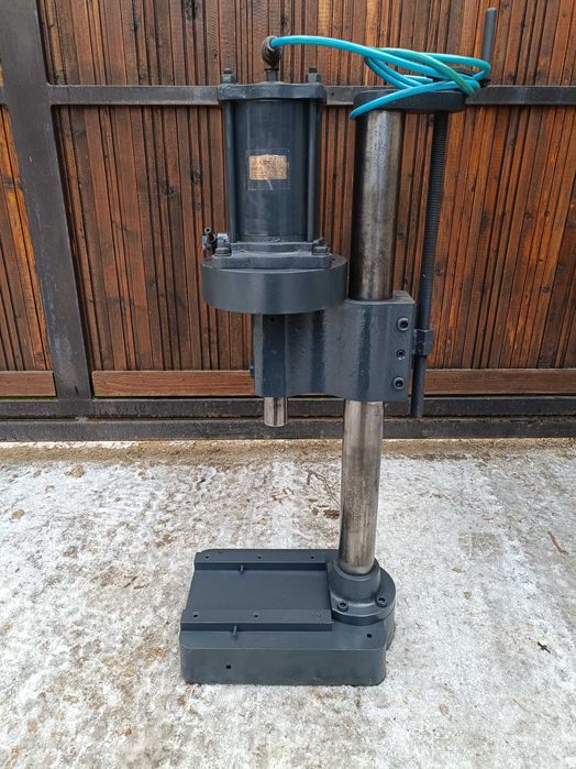 prasa pneumatyczna wykrojnik numerator znacznk wytłaczarka tokarka