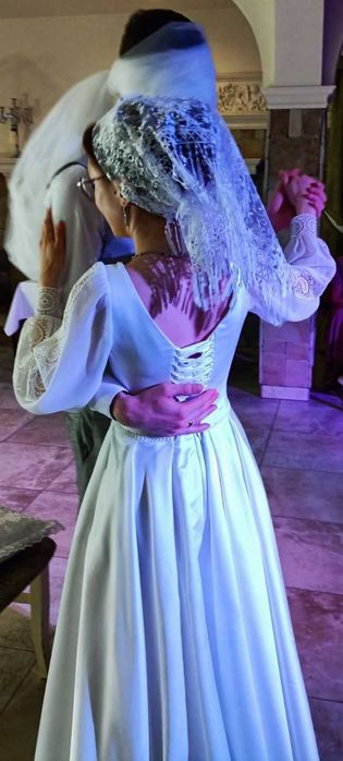 Атласна весільна сукня