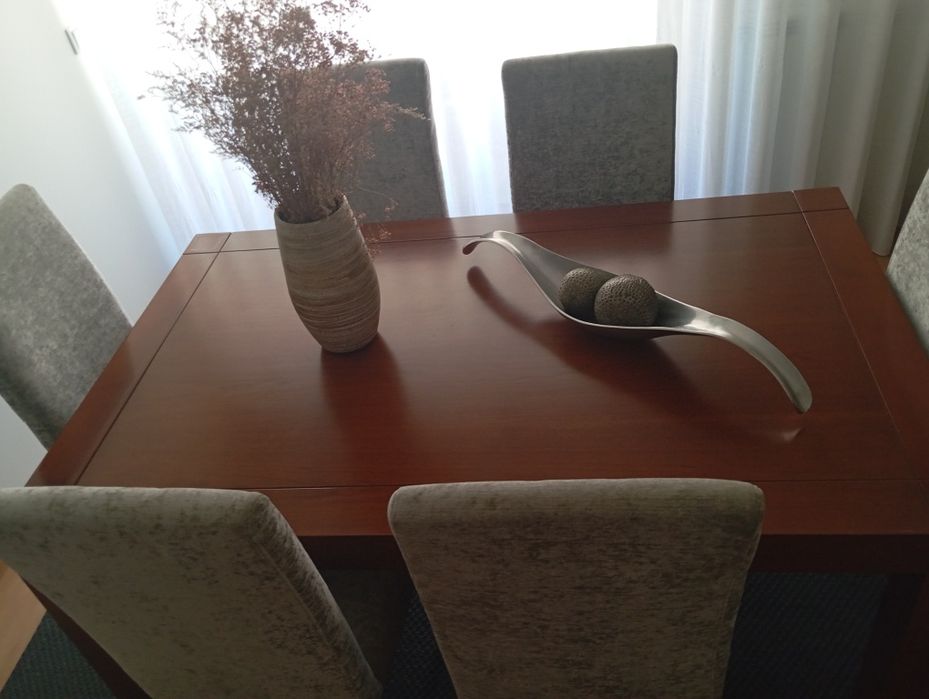 Mesa com 6 cadeiras