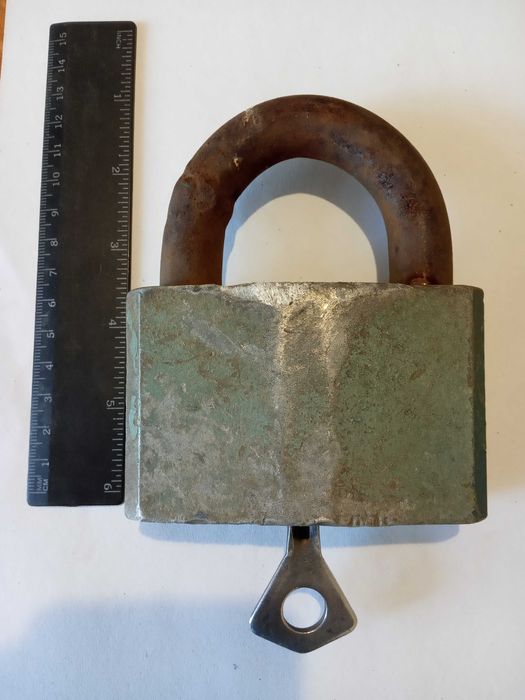 Старинный навесной замок..