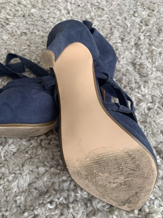 Sapatos azuis atar no tornozelo