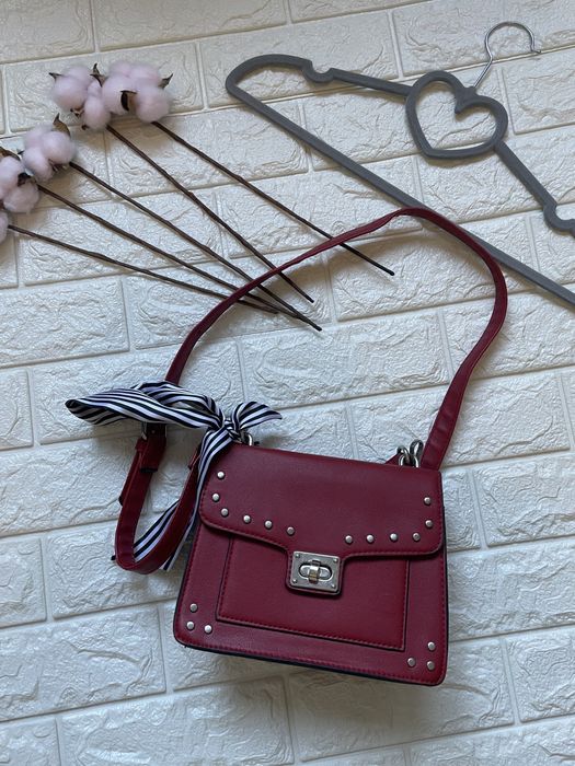 Стильна червона сумка крос- боді з шипами  еко шкіра стан новий