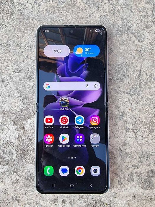 Samsung Z flip3. 8/256