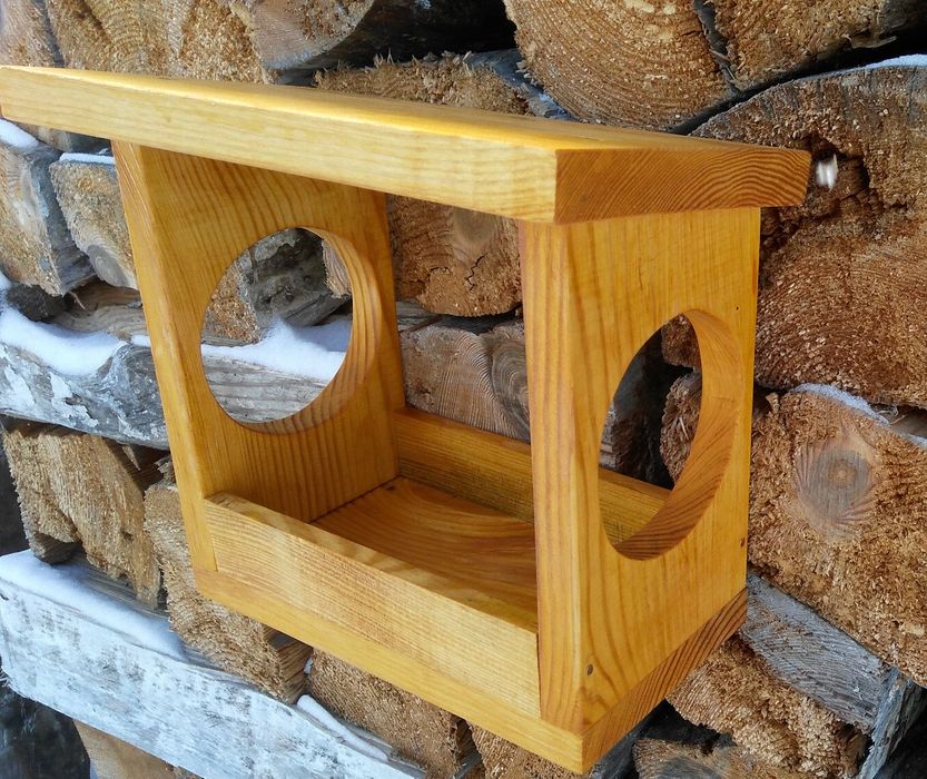 Дерев'яна годівниця для птахів та білочок