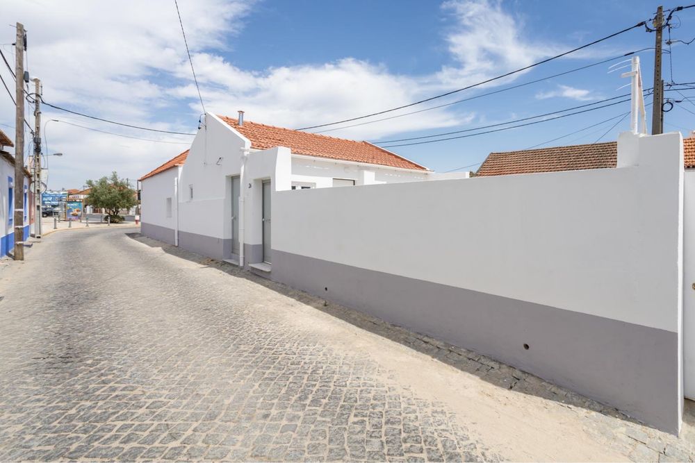 Moradia T3 Térrea Totalmente Remodelada com Quintal | Sarilhos Grandes – Montijo