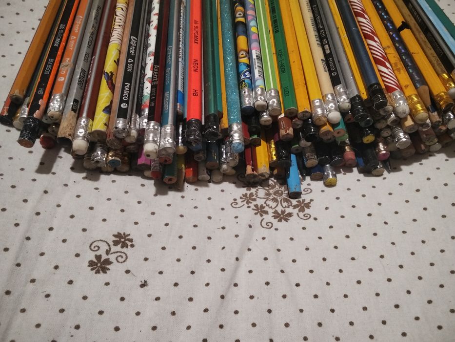 Канцелярія олівці ручки лінійка гумка обкладинка файли папір А4