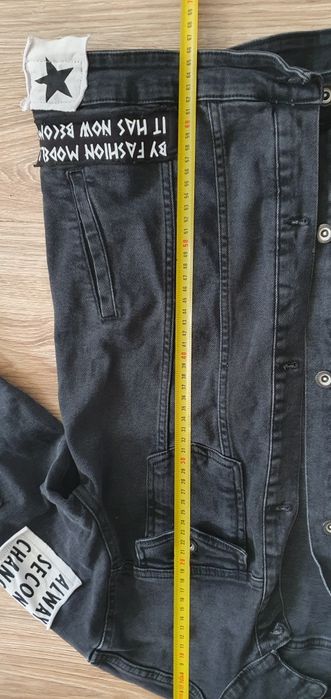 Kurtka dżinsowa katana czarna z naszywkami