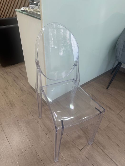 Cadeira em acrílico transparente