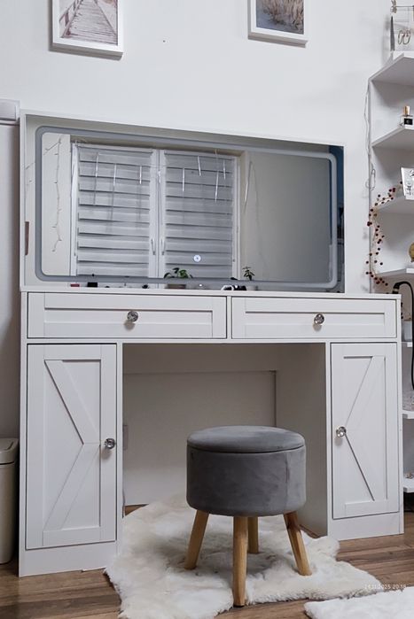 Toaletka z podświetlanym lustrem