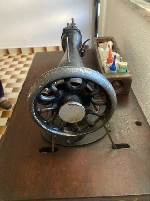 Máquina de costura SINGER antiga a funcionar