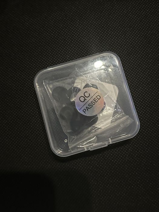 Noise-cancelling earplugs64171294388225121