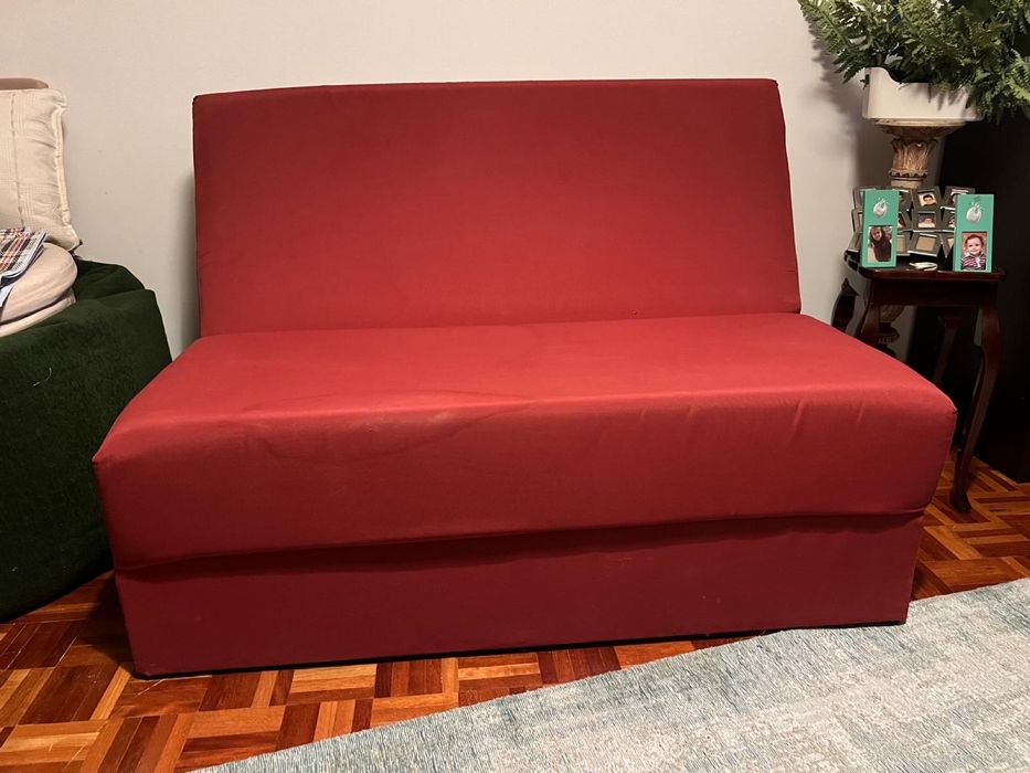Sofa vermelho. Sofa cambalhota