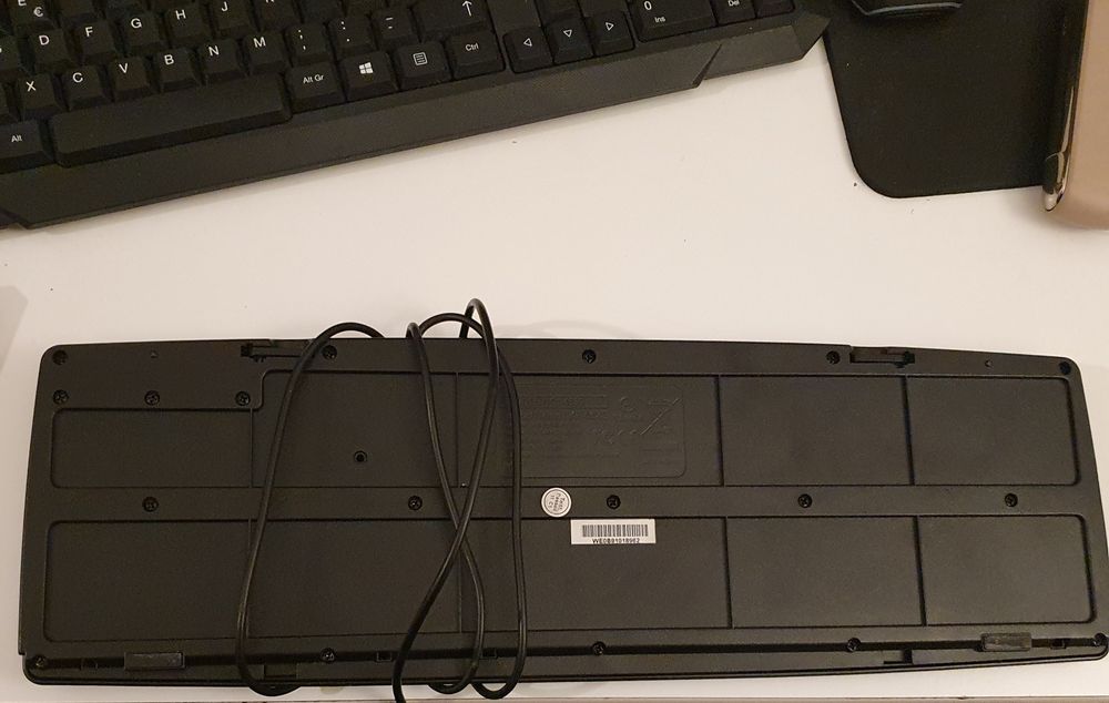 Teclado ps2 muito usado mas a funcionar bem