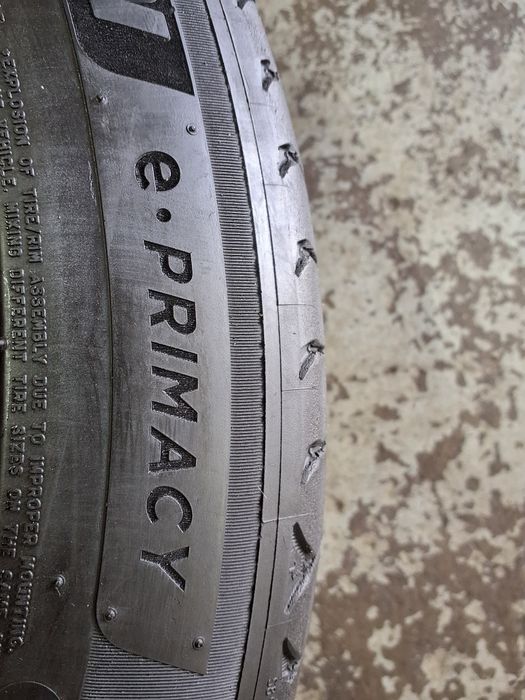 Penus 235/45r18 Michelin e primacy com 90% piso