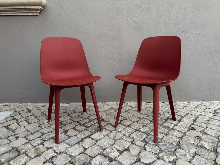 Duas cadeiras IKEA Odger vermelas