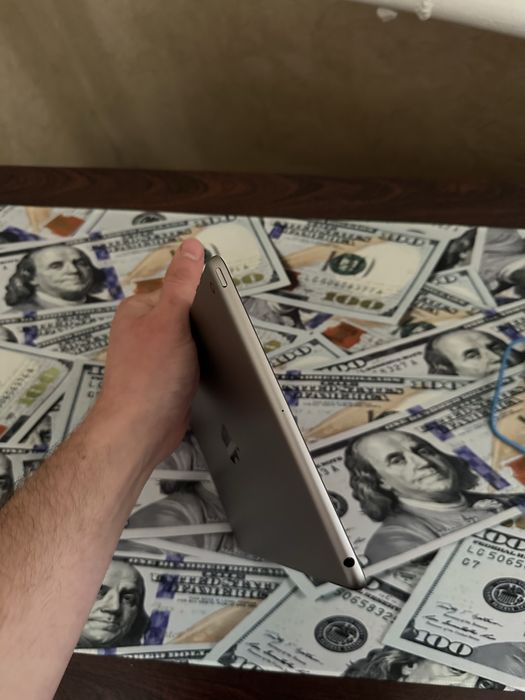 iPad 5 32Gb  Wi-FI Планшет 9.7”