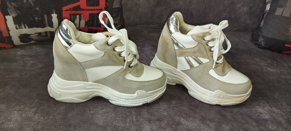 Кроссовки на танкетке р.37