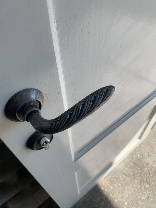 Дверь межкомнатная из масива дерева + комплект ручек