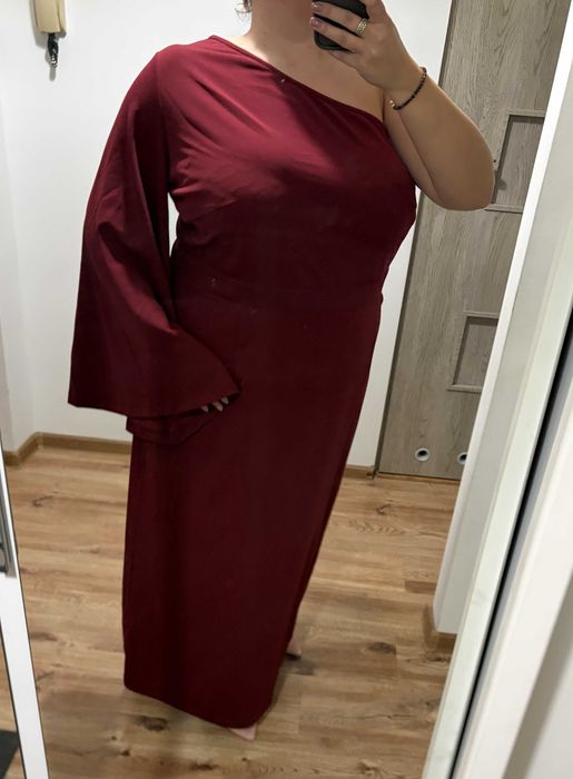 Maxi długa sukienka bordowa plus size 54 na jedno ramię