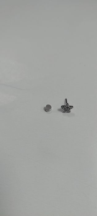 Kolczyk do nosa , ucha PIERCING 1 sztuka kwiatuszek z wkretką
