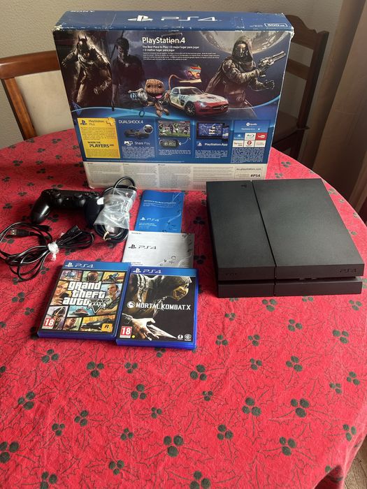Playstation 4 , semi nova 1 comando 2 jogos