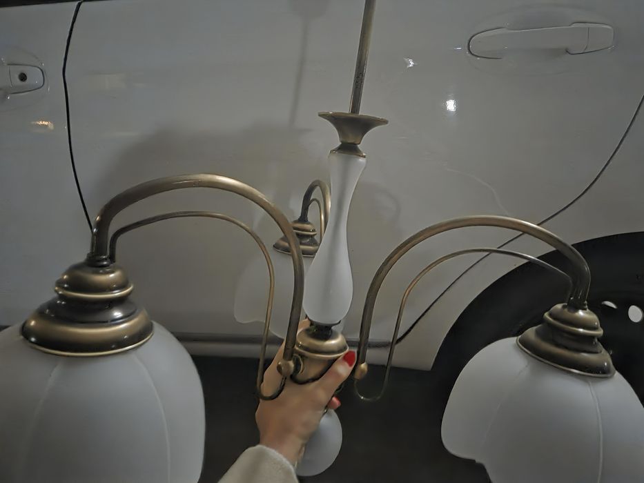 Żyrandol w dobrym stanie