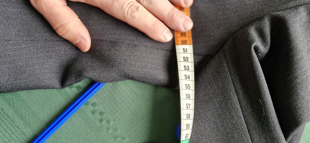 Garnitur trzyczesciowy ciemnoszary w delikatny prążęk