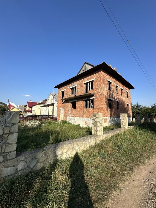 Будинок біля центрального озера м. Надвірна