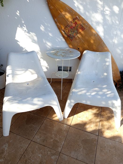 IKEA Conjunto de 2 poltronas e mesa de apoio a precisar de pintura