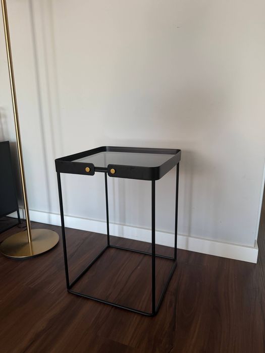 Mesa  Moderna / Apoio em Metal Preto e Vidro