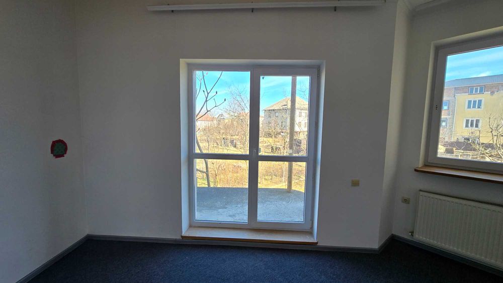 Добротний напівособняк з ремонтом та ділянкою у чудовому місці