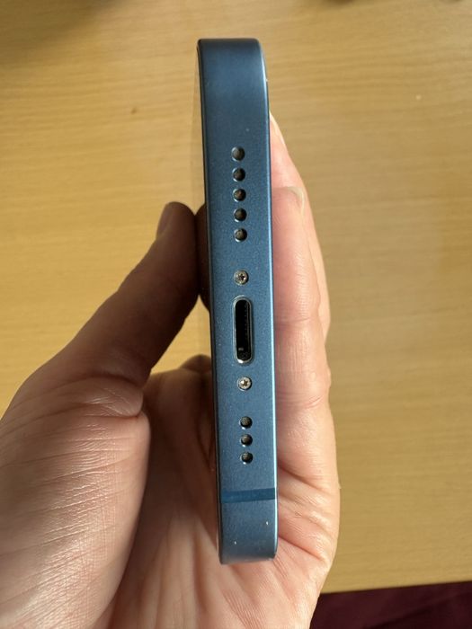 iPhone 13 / 256 GB / niebieski – model A2633 + szybki Spigen