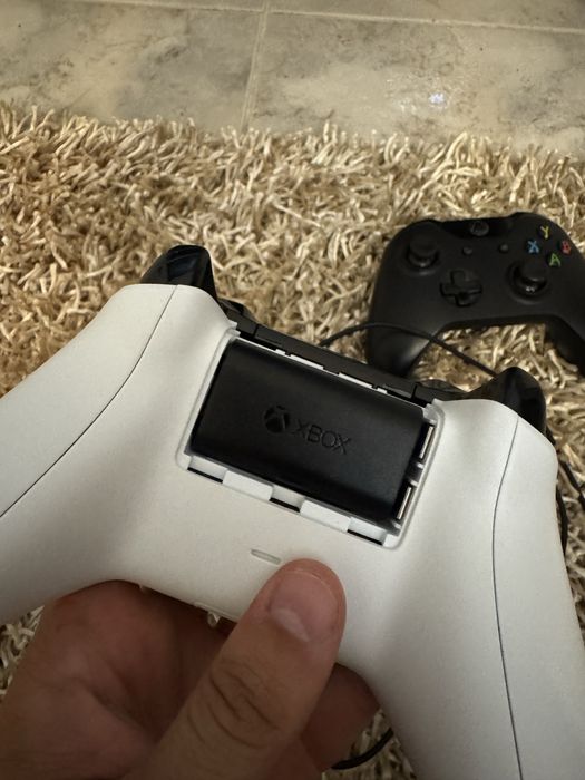 Xbox One 500GB + 2 Comandos Originais + 4 Jogos