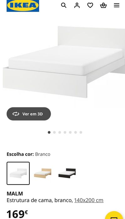 Cama com colchão e duas mesas de cabeceira