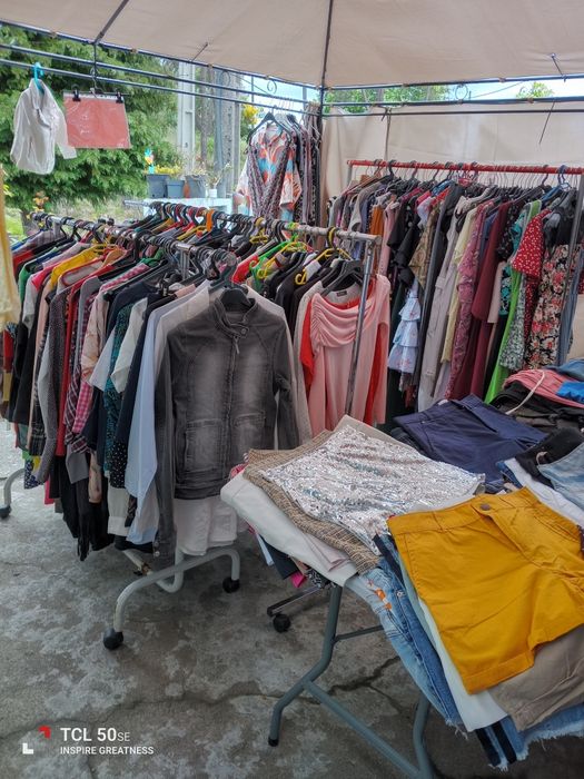 Roupa de mulher semi nova faço lotes de 100 peças 50€