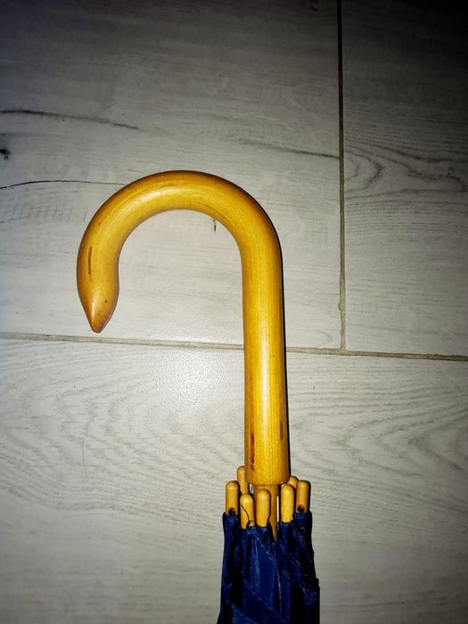 Parasolka z drewnianą rączką