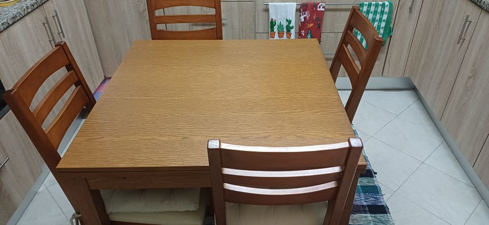 Mesa extensível e 4 cadeiras em madeira maciça
