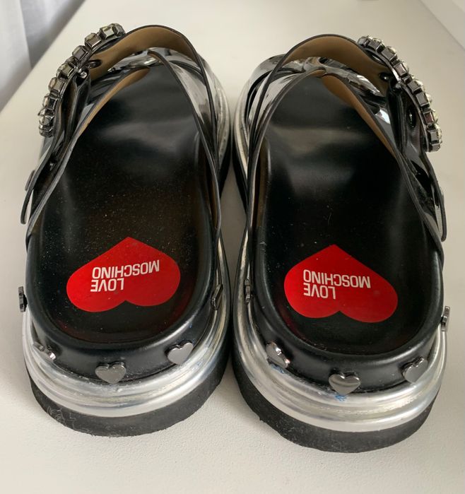 Лакові шкіряні сандалі love moschino 3000