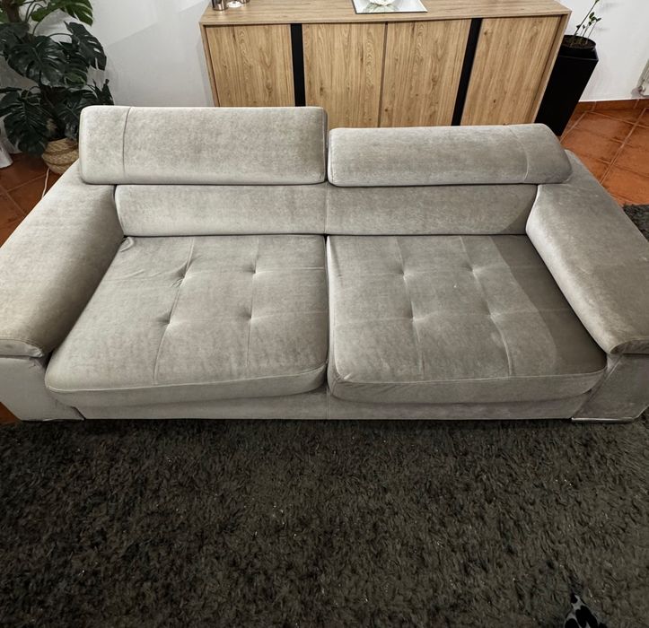 Sala de estar Com sofás, cadeirões, espelho, quadro e carpetes